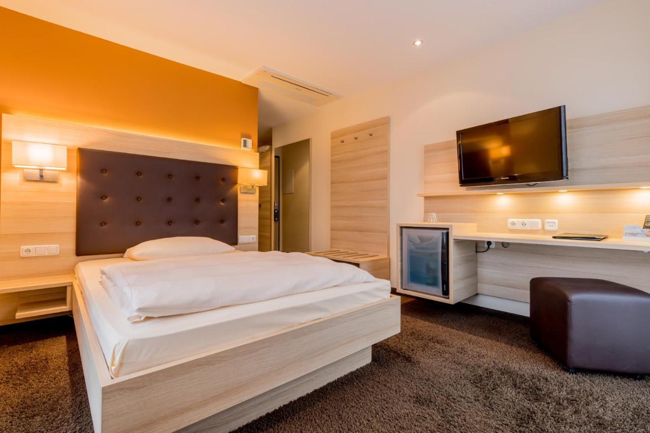 Hotel Bacchus เบนส์ไฮม์ ภายนอก รูปภาพ