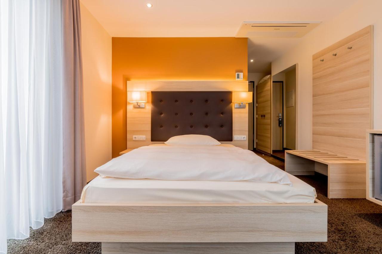 Hotel Bacchus เบนส์ไฮม์ ภายนอก รูปภาพ