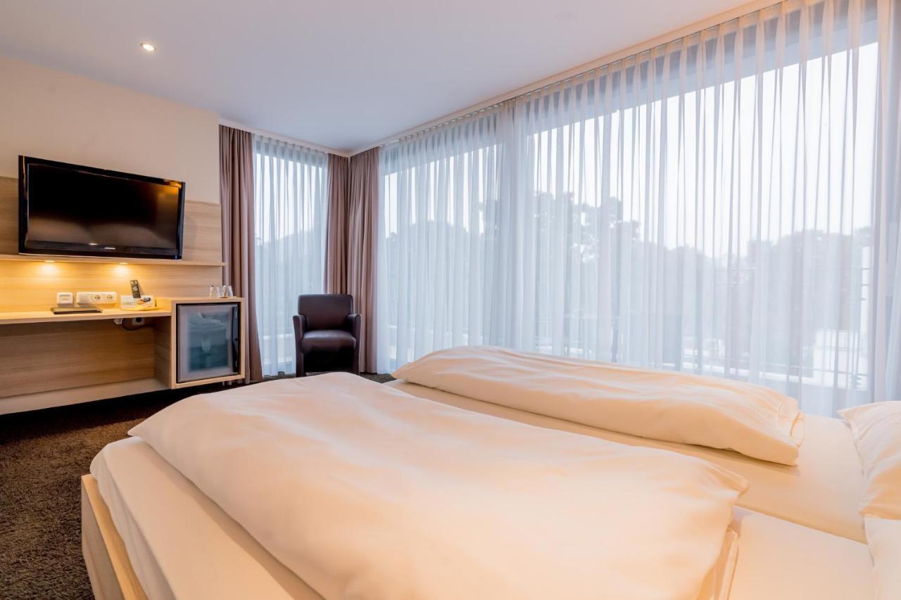 Hotel Bacchus เบนส์ไฮม์ ภายนอก รูปภาพ