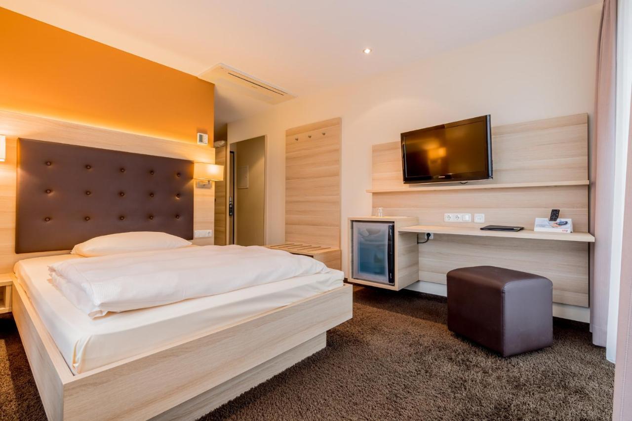 Hotel Bacchus เบนส์ไฮม์ ภายนอก รูปภาพ