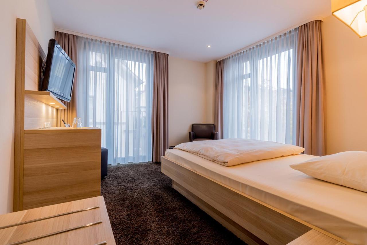 Hotel Bacchus เบนส์ไฮม์ ภายนอก รูปภาพ