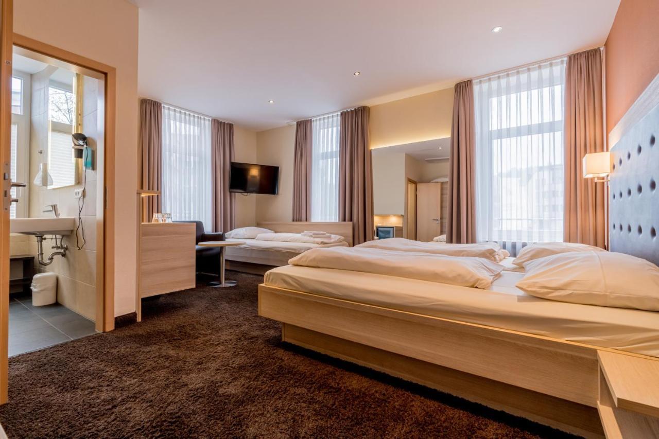 Hotel Bacchus เบนส์ไฮม์ ภายนอก รูปภาพ